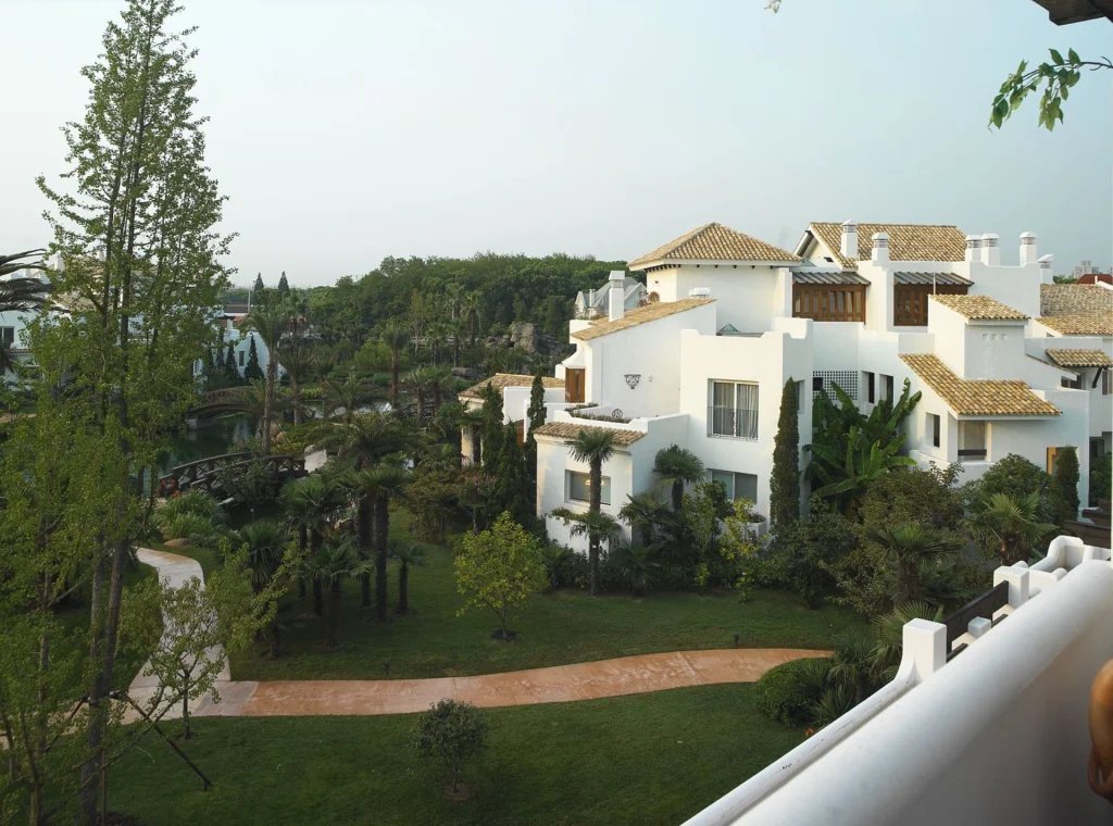 FAIR_LAKES_GARDEN